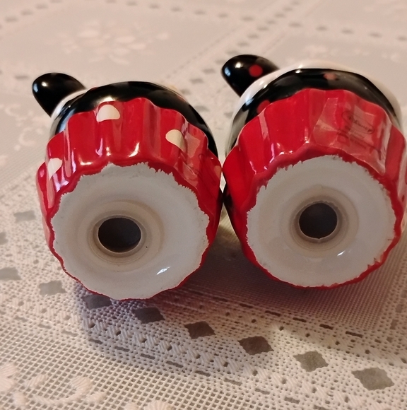 🆕 Disney Mickey & Minnie Mouse Ceramic Cupcake Salt & Pepper Shakers, NWOB - Picture 6 of 15